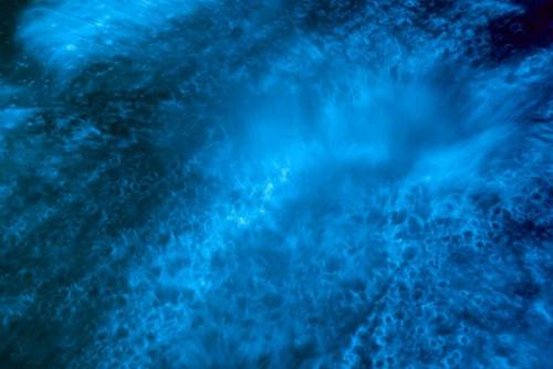 Озеро с неоновой нежно голубой подсветкой 09