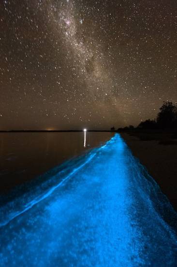 Озеро с неоновой нежно голубой подсветкой 02