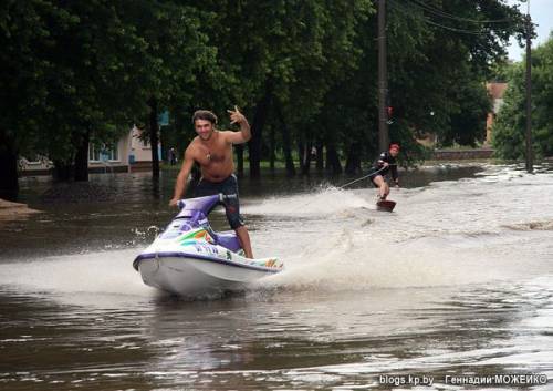 Водные скутеры  и серфер на дорогах Минска 07