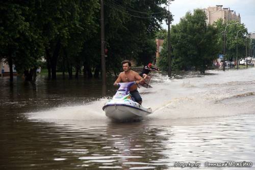 Водные скутеры  и серфер на дорогах Минска 05