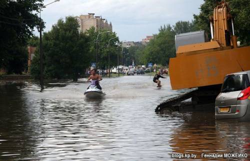 Водные скутеры  и серфер на дорогах Минска 04