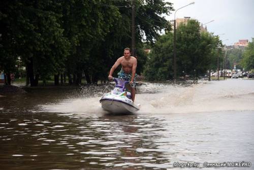 Водные скутеры  и серфер на дорогах Минска 03