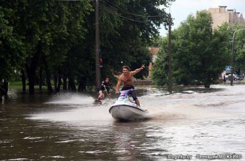 Водные скутеры  и серфер на дорогах Минска 06